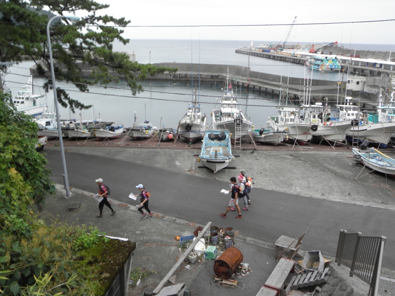 港の中を抜けて