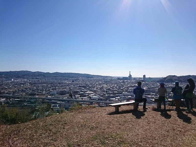 ▲写真はトレイルラン翌日に開催されたロゲイニングでの一コマ。 トレランの舞台となった有度山(日本平)山麓から谷津山にかけて静岡市内を一望できるスポット。 家族チームが一生懸命登っていたのが印象的でした。