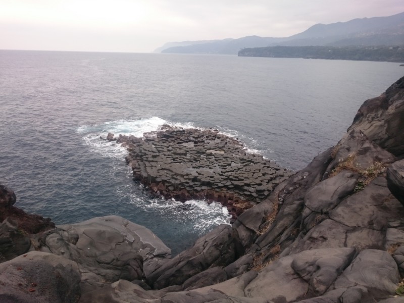 安全上の理由でポイントにしなかった柱状節理の1つ。宇宙人の仕業と考えられてもおかしくない六角形の美。