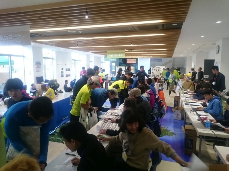 続々とゴールし成績集計中。地元ボランティアのみなさんにお手伝いいただきました。