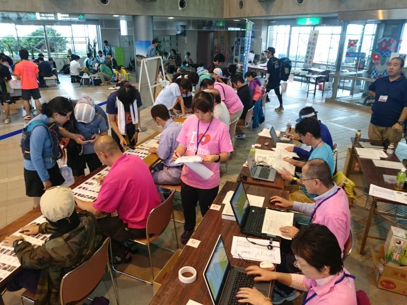 地元ボランティアで構成される計算センター。少しでも早く結果を出せるようがんばりました