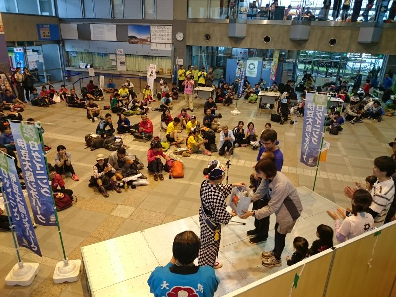 表彰式ではミス大島から賞品が手渡されます